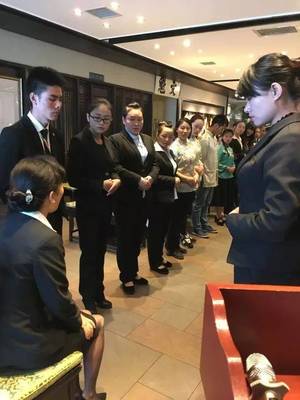 昆明佳華廣場酒店服務精英助力福照樓，共筑云南餐飲服務新標桿——記禮儀禮節、微笑與問候專項培訓會